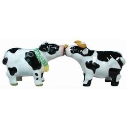 Kissing Cow And Bull Salt & Pepper Shakers Set